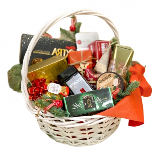 Новогодняя корзина с шоколадными конфетами